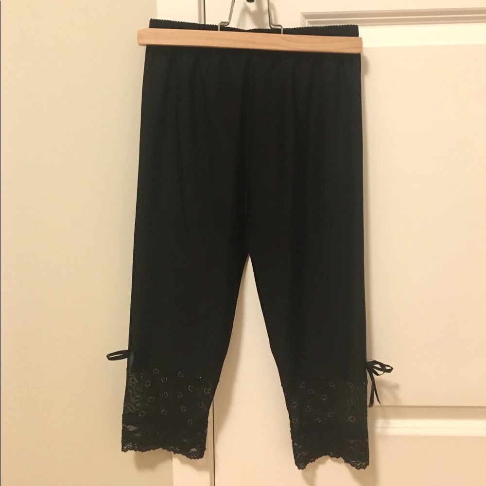 Mesh-bottom capri leggings